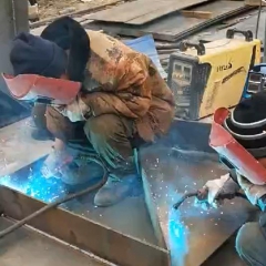 钢结构焊工工作视频